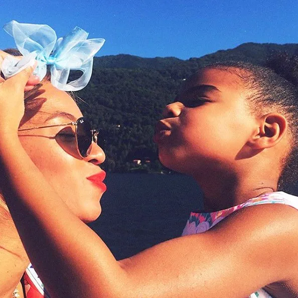 ÜNLÜ ANNELER VE İKİZLERİ KADAR BENZEYEN ÇOCUKLARI (2)