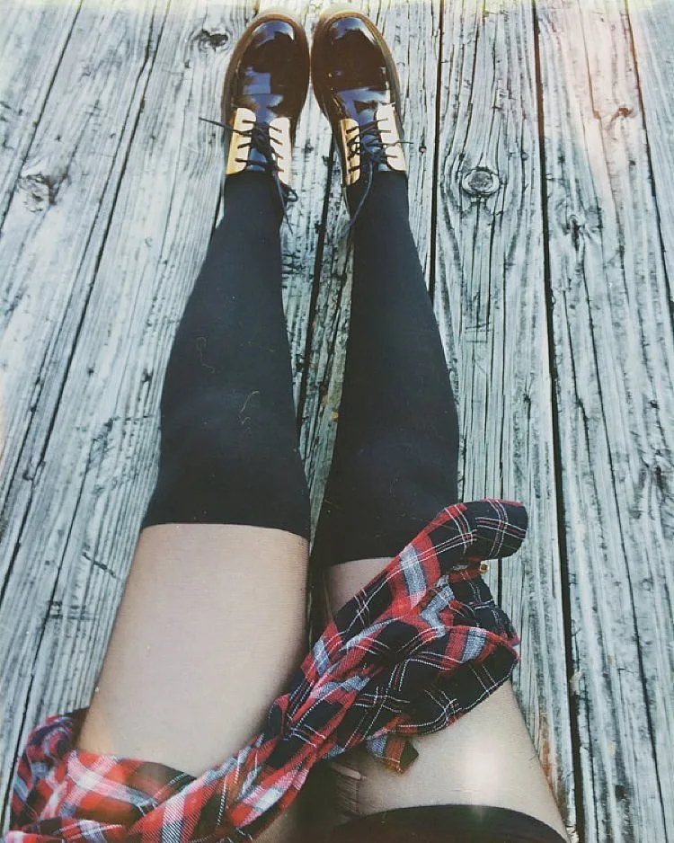 DİZ ÜSTÜ ÇORAPLARLA SEKSİ VE ŞIK GÖRÜNMENİN 13 YOLU (3)