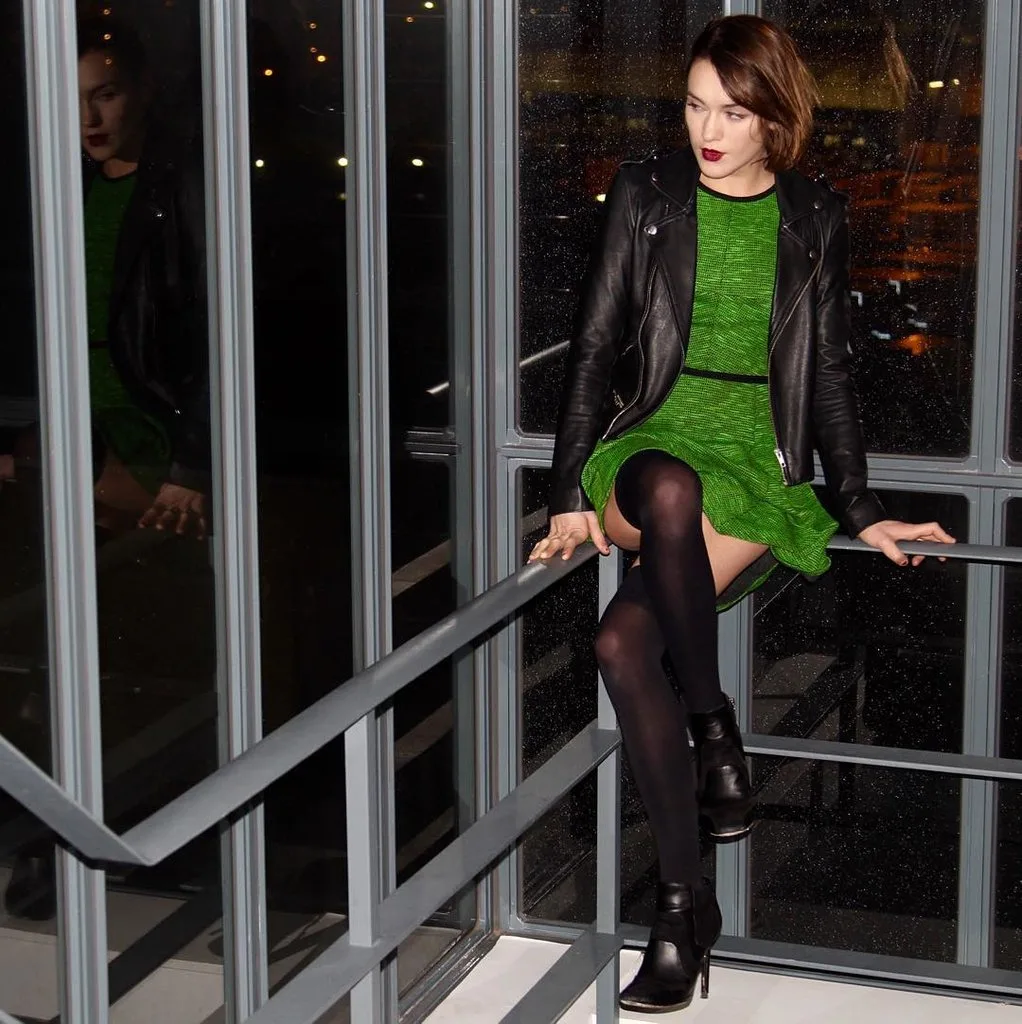 DİZ ÜSTÜ ÇORAPLARLA SEKSİ VE ŞIK GÖRÜNMENİN 13 YOLU (4)