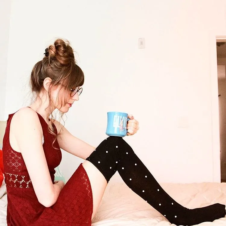 DİZ ÜSTÜ ÇORAPLARLA SEKSİ VE ŞIK GÖRÜNMENİN 13 YOLU (9)