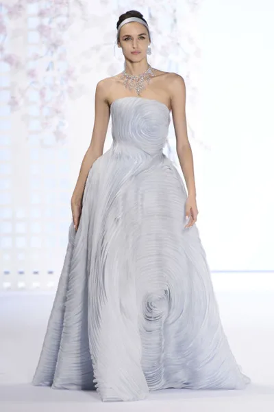 MODA HAFTASI'NDAN BAHAR 2016 İÇİN GELİNLİK TRENDLERİ (14)