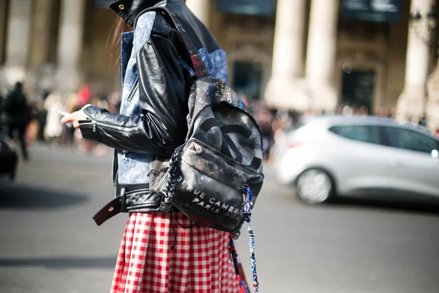 SIRT ÇANTANIZLA ŞIK GÖRÜNMENİN 25 YOLU (12)