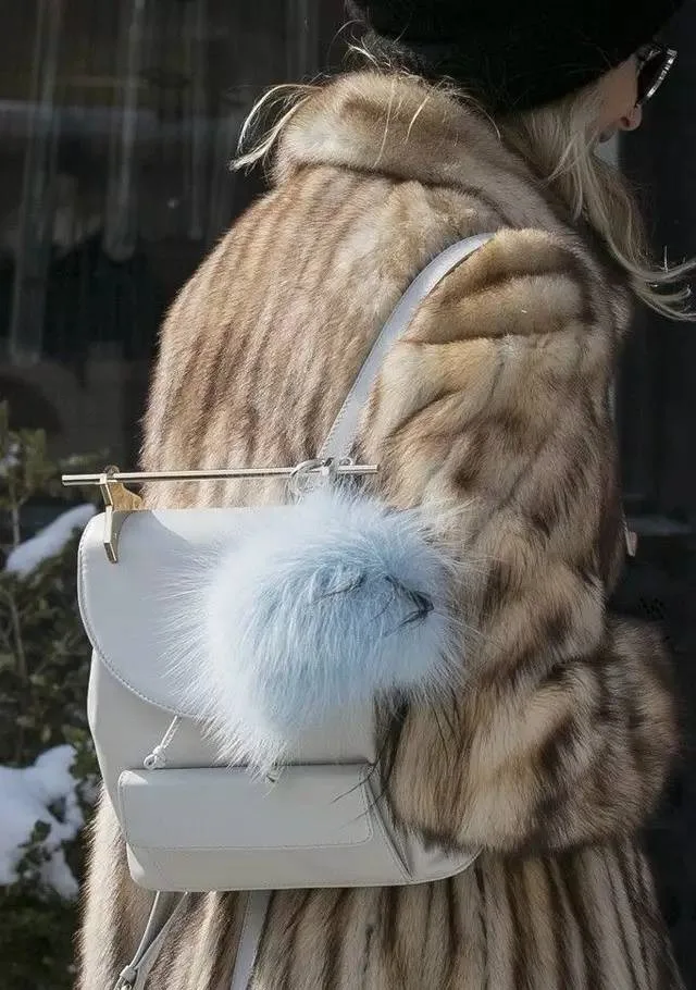 SIRT ÇANTANIZLA ŞIK GÖRÜNMENİN 25 YOLU (18)