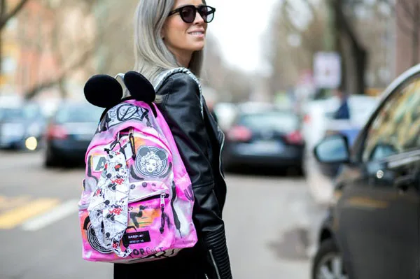 SIRT ÇANTANIZLA ŞIK GÖRÜNMENİN 25 YOLU (2)