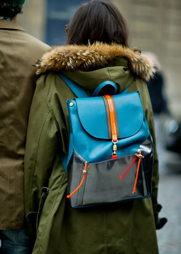 SIRT ÇANTANIZLA ŞIK GÖRÜNMENİN 25 YOLU (21)