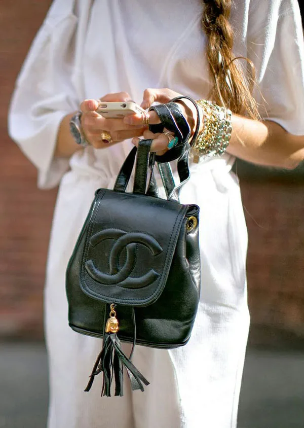 SIRT ÇANTANIZLA ŞIK GÖRÜNMENİN 25 YOLU (23)