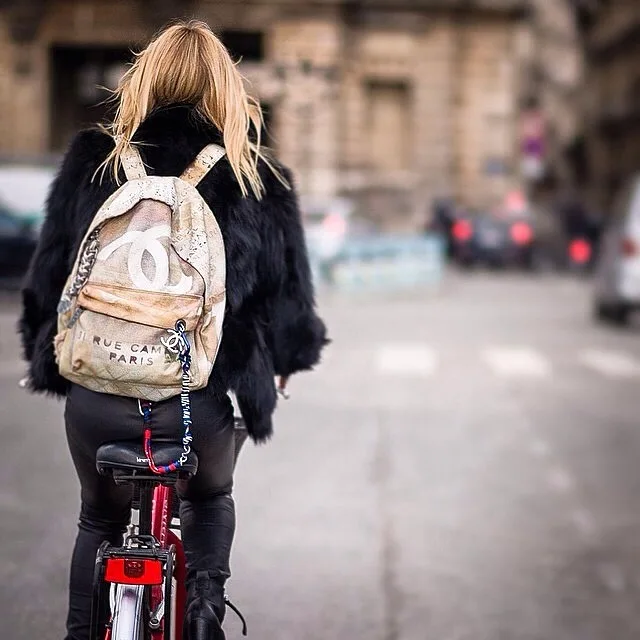 SIRT ÇANTANIZLA ŞIK GÖRÜNMENİN 25 YOLU (8)