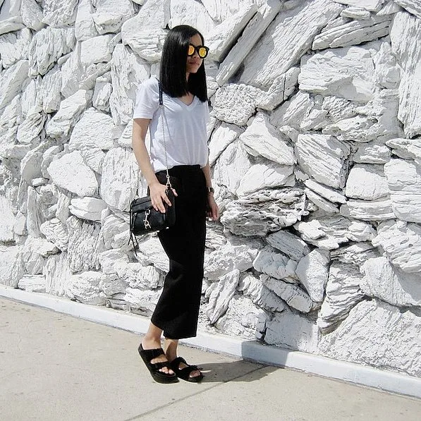 BU HAFTA SONU BEYAZ TİŞÖRTLE YAPABİLECEĞİNİZ 7 KOMBİN (2)