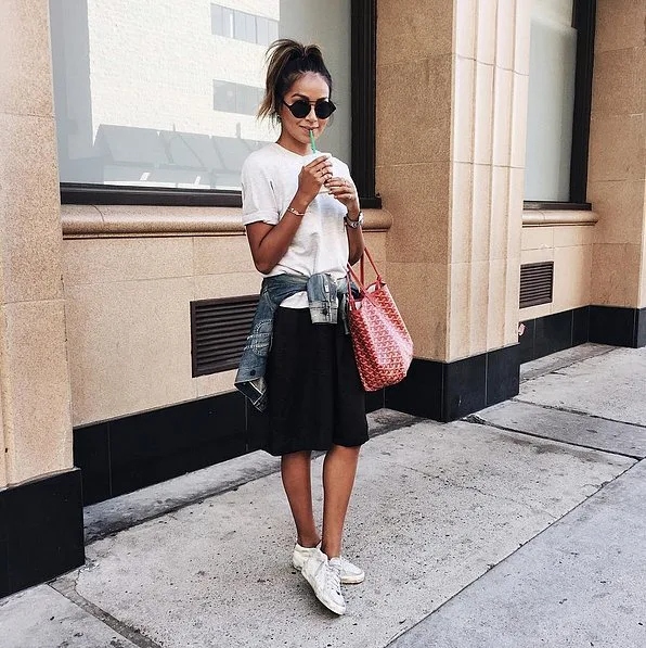 BU HAFTA SONU BEYAZ TİŞÖRTLE YAPABİLECEĞİNİZ 7 KOMBİN (4)