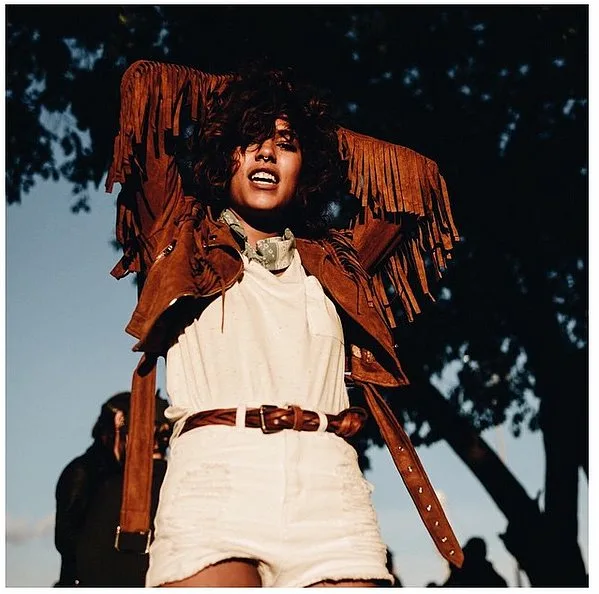 BU HAFTA SONU BEYAZ TİŞÖRTLE YAPABİLECEĞİNİZ 7 KOMBİN (5)