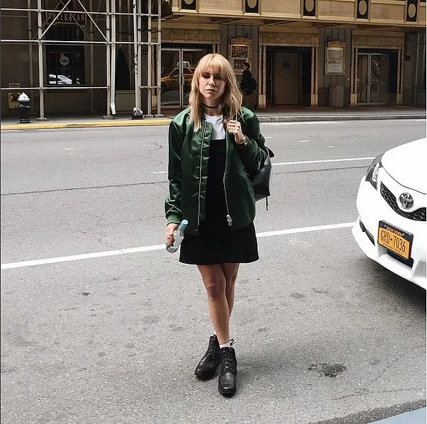 BU HAFTA SONU BEYAZ TİŞÖRTLE YAPABİLECEĞİNİZ 7 KOMBİN (6)