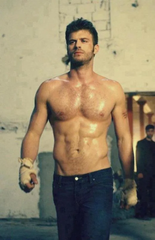 EKRANDA VÜCUTLARIYLA DİKKAT ÇEKEN 7 YAKIŞIKLI (4)