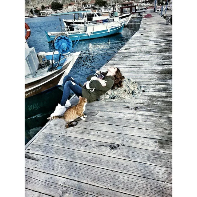 5 ADIMDA ELÇİN SANGU'NUN ŞIK VE ZARİF STİLİNİ YAKALAYIN (4)