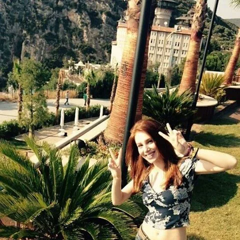 5 ADIMDA ELÇİN SANGU'NUN ŞIK VE ZARİF STİLİNİ YAKALAYIN (5)