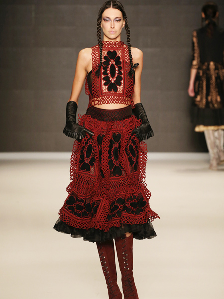 BORA AKSU’DAN FEMİNENLİĞİN YENİ TANIMI