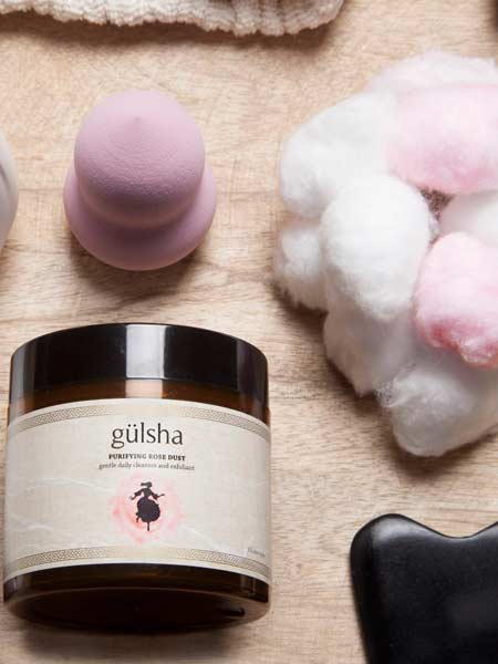 GÜLSHA ARINDIRICI GÜL TOZUYLA CİLTTE BAHAR TAZELİĞİ