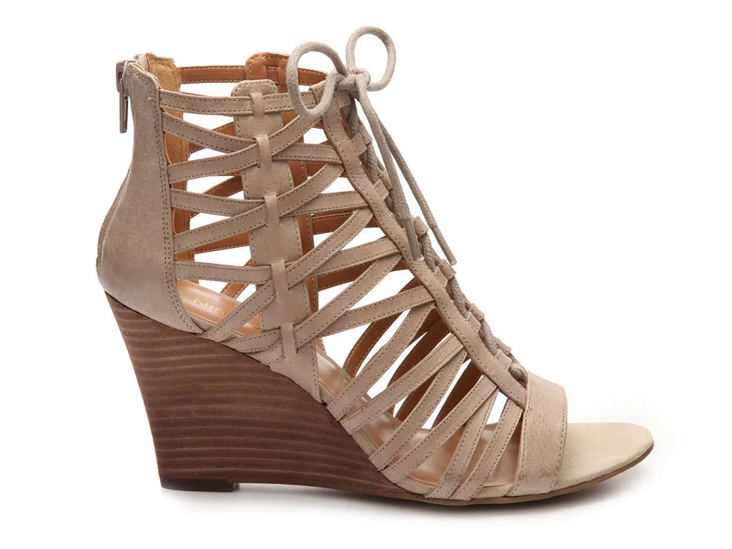 HER ŞIK KADININ DOLABINDA BULUNMASI GEREKEN 4 BAĞCIKLI AYAKKABI (1)