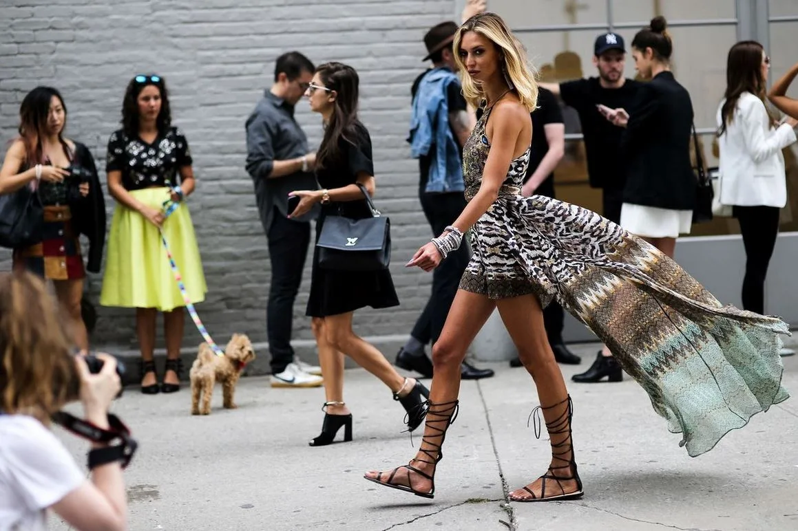 HER ŞIK KADININ DOLABINDA BULUNMASI GEREKEN 4 BAĞCIKLI AYAKKABI