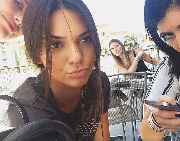 KARDASHIAN AİLESİNİ BİR DE MAKYAJSIZ GÖRÜN (1)