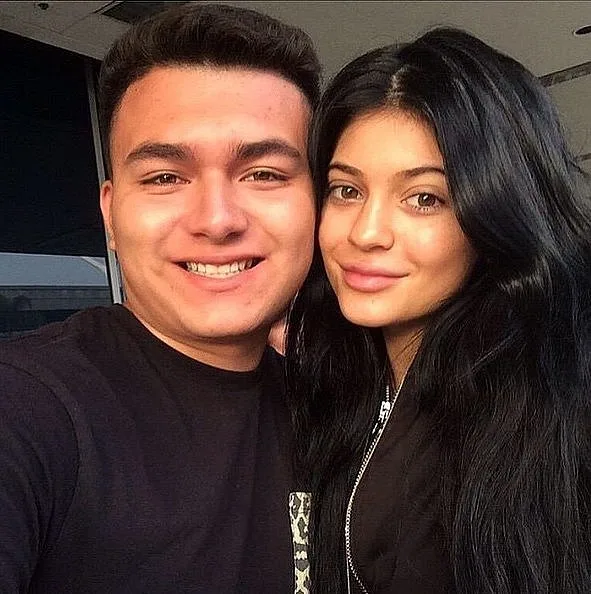 KARDASHIAN AİLESİNİ BİR DE MAKYAJSIZ GÖRÜN (3)