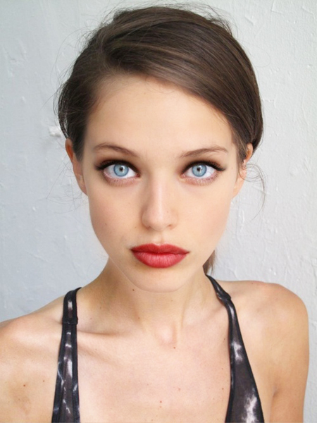 MAVİ GÖZLERİNİZİ ÖNE ÇIKARACAK 3 MAKYAJ STİLİ