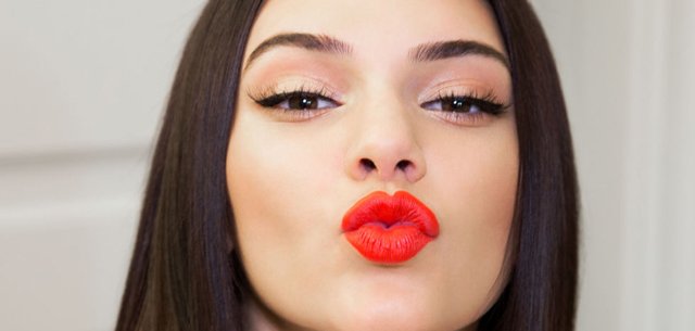 YAZ İÇİN CANLI VE SEKSİ EN İYİ 8 RUJ