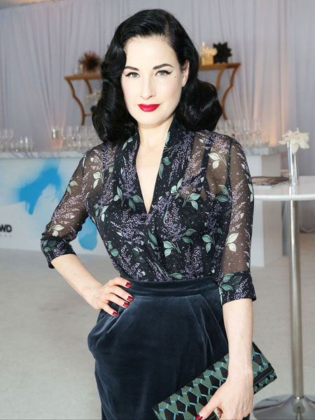 YUMUŞAK VE KUSURSUZ BİR CİLT İÇİN EN İYİ 7 VÜCUT PUDRASI