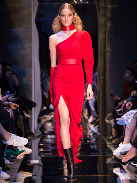 DERYA AÇIKGÖZ “MIRROR” İSİMLİ İLK KOLEKSİYONUNU MBFWI’DE TANITTI