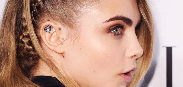 DİKKAT ÇEKİCİ VE SEKSİ 10 KULAK İÇİ DÖVMESİ