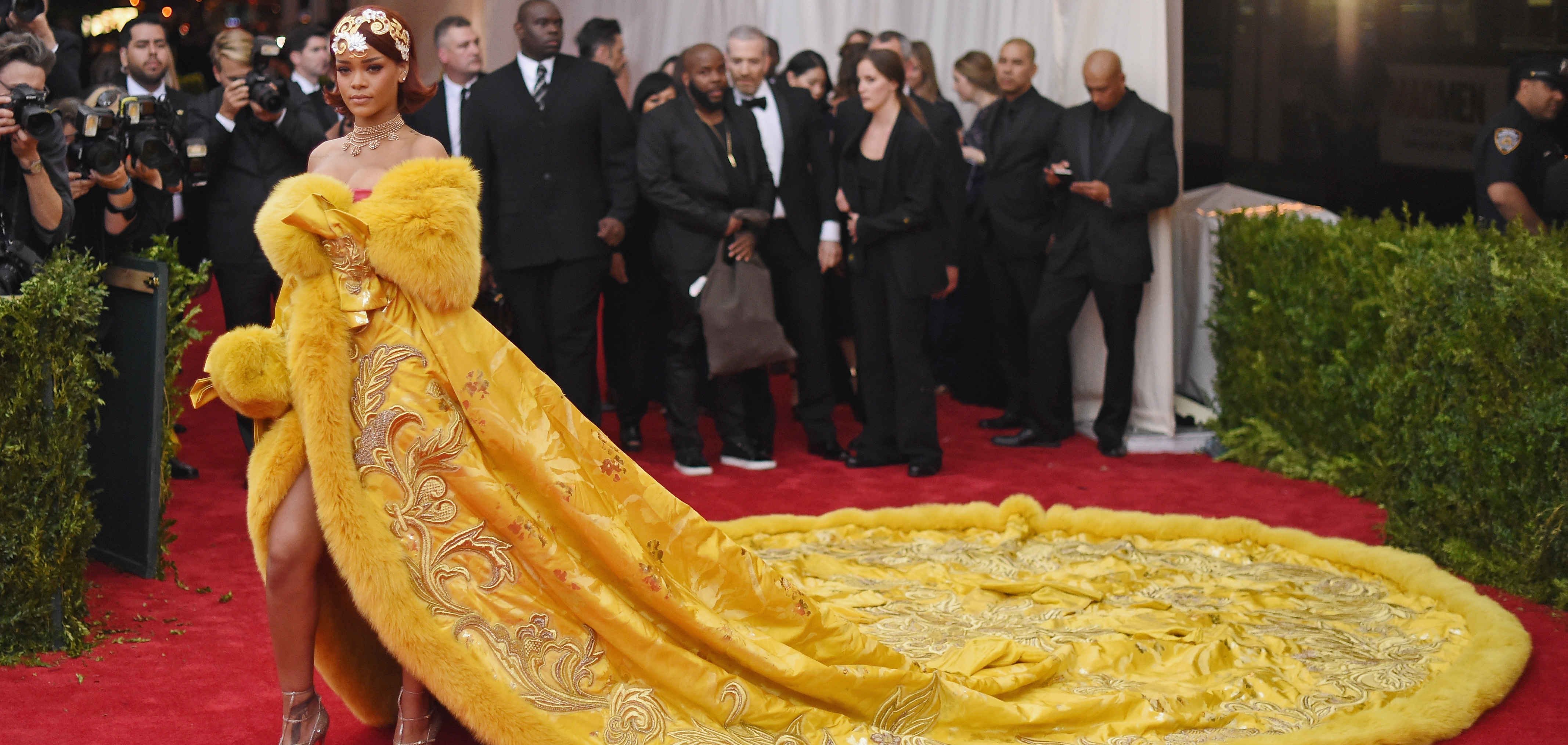 GELMİŞ GEÇMİŞ EN İYİ MET GALA GÖRÜNÜMLERİ