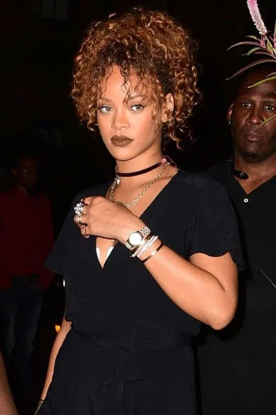 ÜNLÜ İSİMLERDEN TASMA KOLYE TAKMANIN YOLLARI (15)