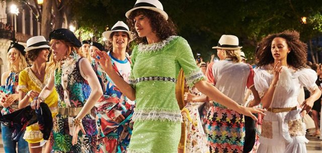 CHANEL CRUISE 2017 KOLEKSİYONUNDAN ÖNE ÇIKAN GÖRÜNÜMLER