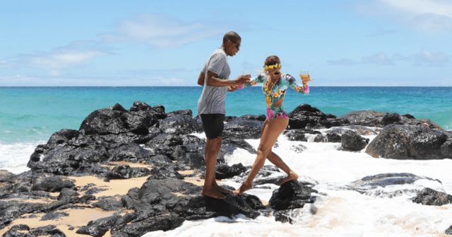 BEYONCE’NİN ROMANTİK TATİLİNDEN ÇOK ÖZEL KARELER