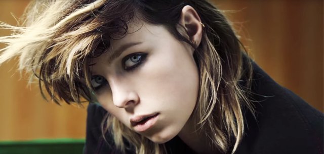 BURBERRY YENİ REKLAM KAMPANYASI İLE İNGİLİZ YARATICILIĞINI KONUŞTURUYOR