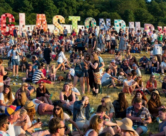 GLASTONBURY İÇİN HAVAYA GİRMENİZİ SAĞLAYACAK 20 PARÇA