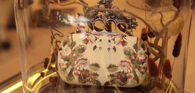 ALEXANDER MCQUEEN’DEN İKONİK GECE ÇANTALARI SERGİSİ