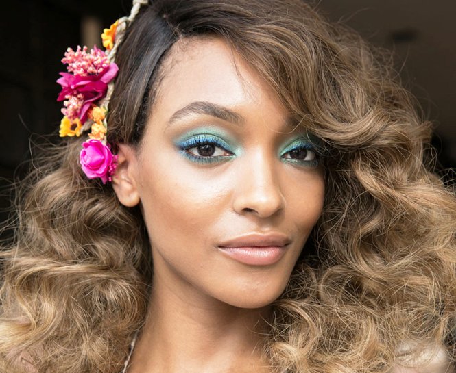 TÜM YAZ GÖRÜNÜMÜNÜZÜ KORUYACAK EN İYİ 8 MAKYAJ SABİTLEYİCİ SPREY