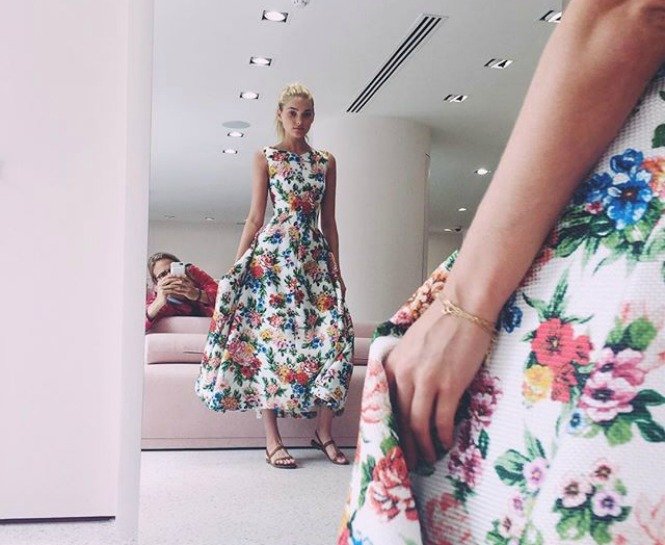 ÜNLÜ MELEK ELSA HOSK’DAN YAZ TATİLİ İÇİN GEREKLİ STİL TÜYOLARI