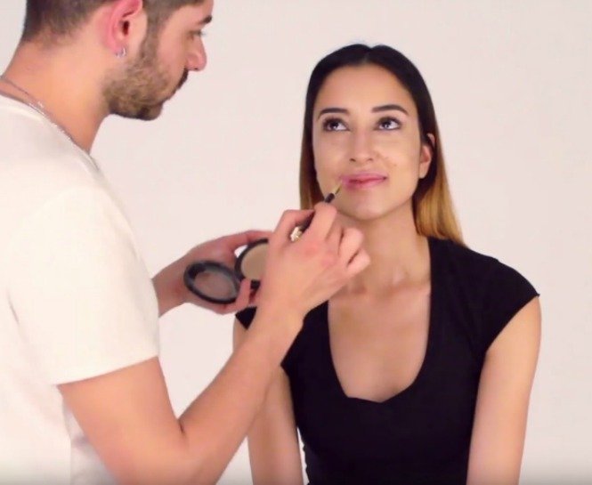 ISLAK GÖRÜNÜMLÜ MAKYAJ NASIL YAPILIR?