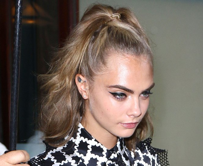 CARA DELEVINGNE’DEN LOB SAÇ İÇİN STİL ÖNERİLERİ