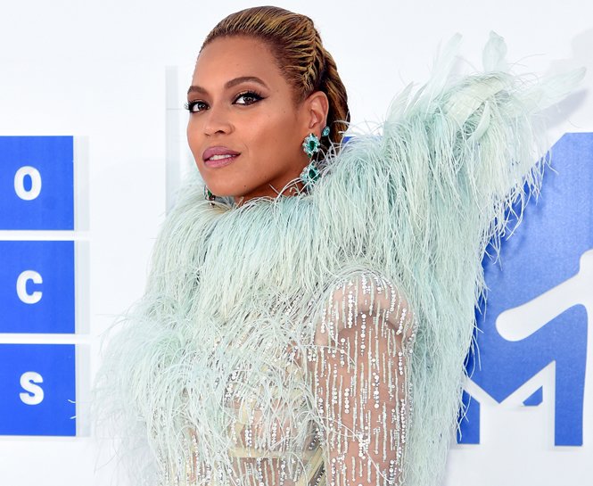 UZUN SAÇLI ÜNLÜLERDEN HAVALI VE KOLAY ÖRGÜ MODELLERİ