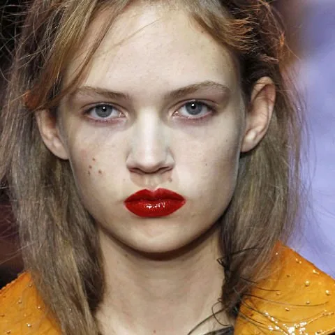 KLASİK KIRMIZI DUDAKLARA FARKLILIK GETİRMENİN 5 YOLU (1)