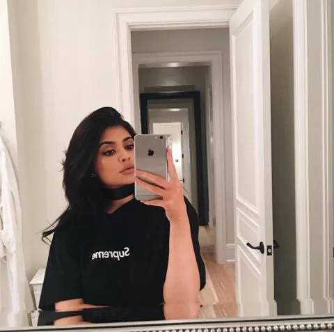 KYLIE JENNER'IN ÇANTASINI KARIŞTIRDIK (3)