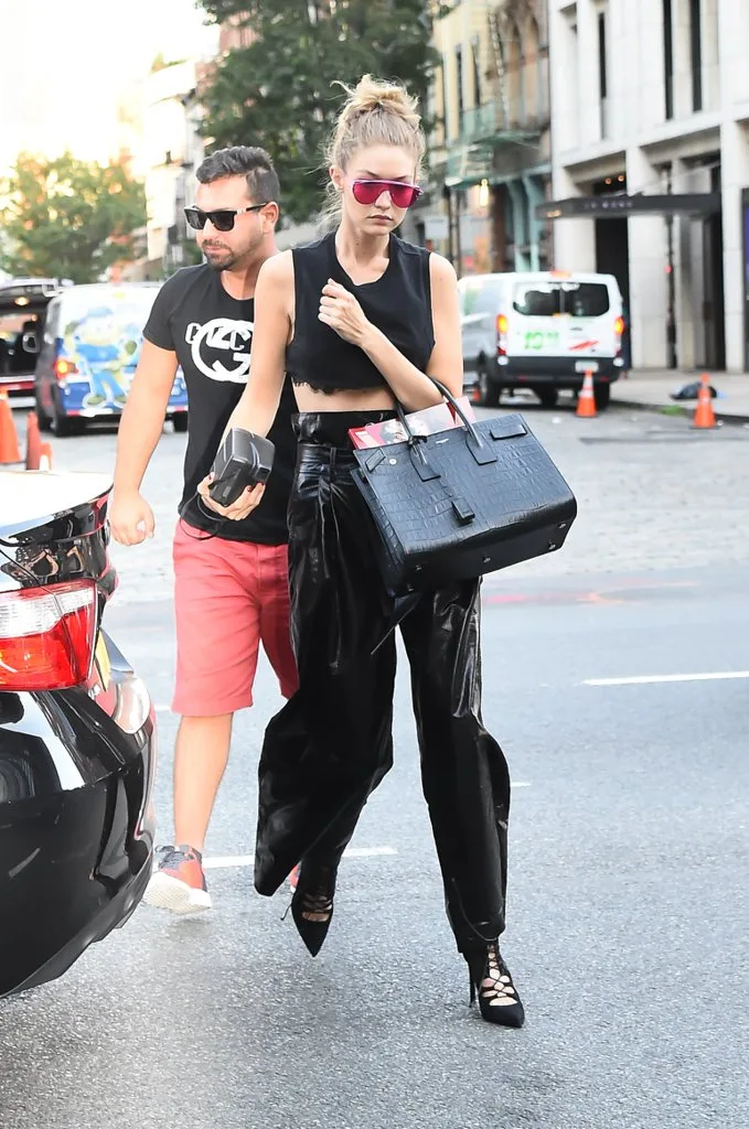 ÜNLÜ MODELLERDEN BAŞTAN AŞAĞIYA SİYAH GİYİNME TÜYOLARI (5)