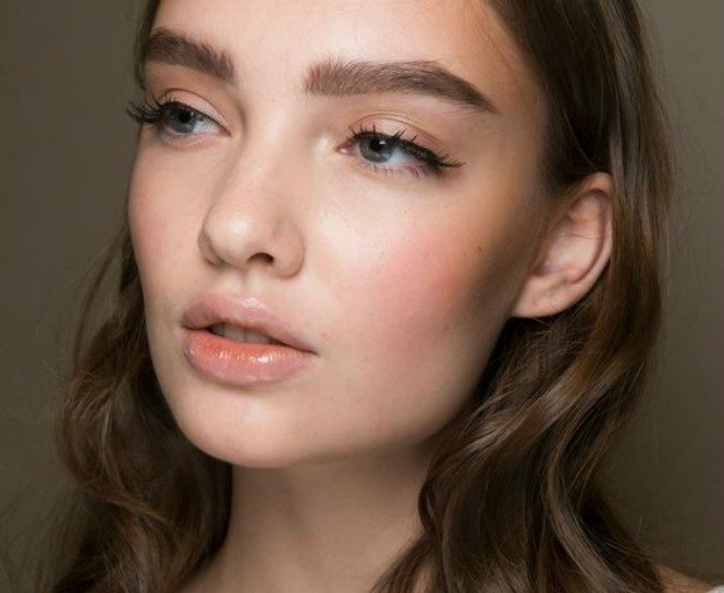 PARLAK BİR CİLT İÇİN ALIŞKANLIK HALİNE GETİRMENİZ GEREKEN 5 MADDE