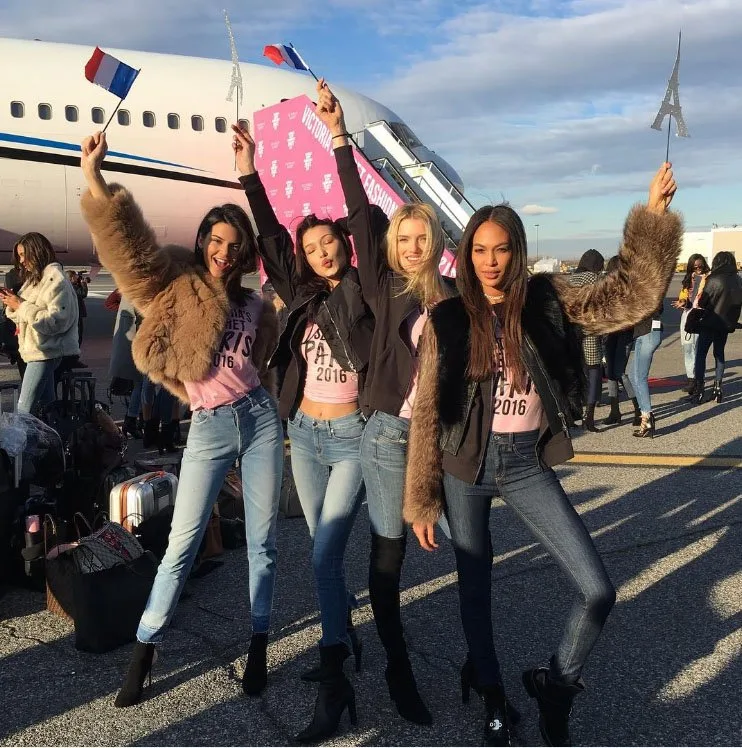 VICTORIA'S SECRET MELEKLERİ PARİS'E İNDİ! __