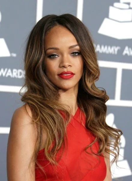 dÜNLÜLERDEN BALYAJ YAPTIRMAYA İKNA EDEN 10 SAÇ MODELİ d