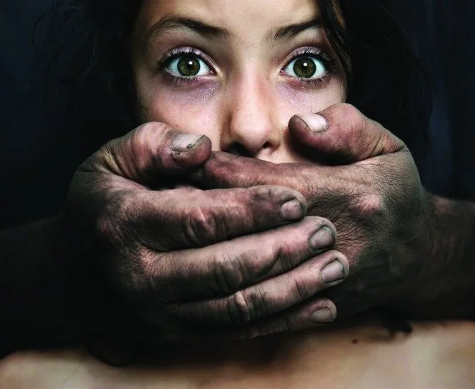 çek ellerini üzerimden er