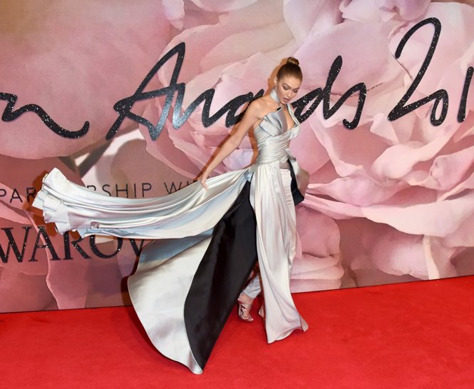 2016 İNGİLİZ MODA ÖDÜLLERİ GECESİNDEN EN İYİ GÖRÜNÜMLER