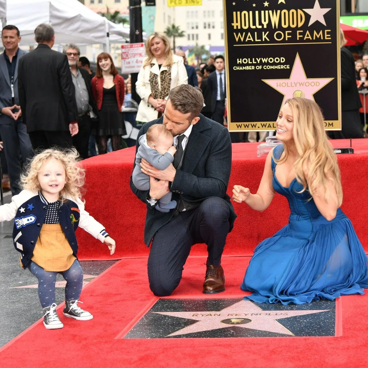 RYAN REYNOLDS VE BLAKE LIVELY ÇOCUKLARIYLA İLK KEZ KIRMIZI HALIDA (2)